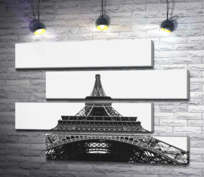 Залізний шпиль Ейфелевої вежі (Eiffel tower) зникає у хмарному небі