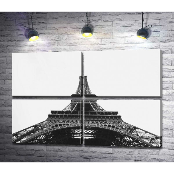 Железный шпиль Эйфелевой башни (Eiffel tower) исчезает в облачном небе