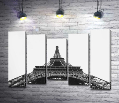 Железный шпиль Эйфелевой башни (Eiffel tower) исчезает в облачном небе