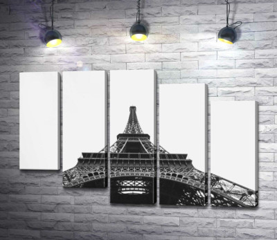 Залізний шпиль Ейфелевої вежі (Eiffel tower) зникає у хмарному небі