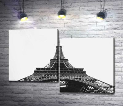 Железный шпиль Эйфелевой башни (Eiffel tower) исчезает в облачном небе
