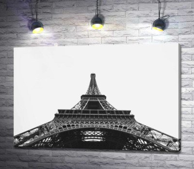Железный шпиль Эйфелевой башни (Eiffel tower) исчезает в облачном небе