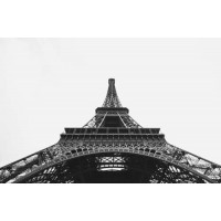 Железный шпиль Эйфелевой башни (Eiffel tower) исчезает в облачном небе