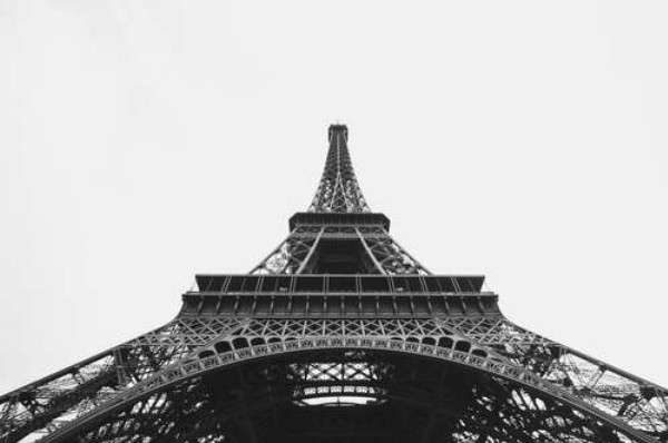 Залізний шпиль Ейфелевої вежі (Eiffel tower) зникає у хмарному небі