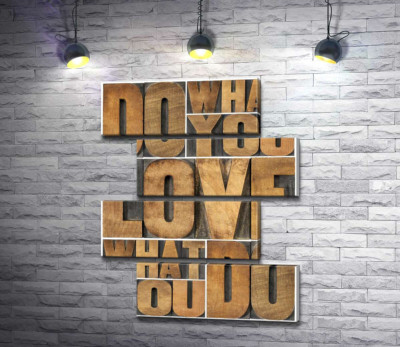 Мотивационная фраза "do what you love, love what you do" из деревянных букв