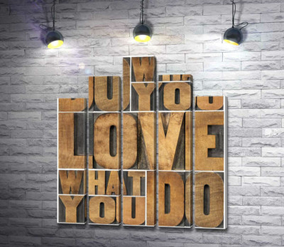 Мотивационная фраза "do what you love, love what you do" из деревянных букв