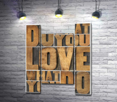 Мотиваційна фраза "do what you love, love what you do" із дерев'яних літер