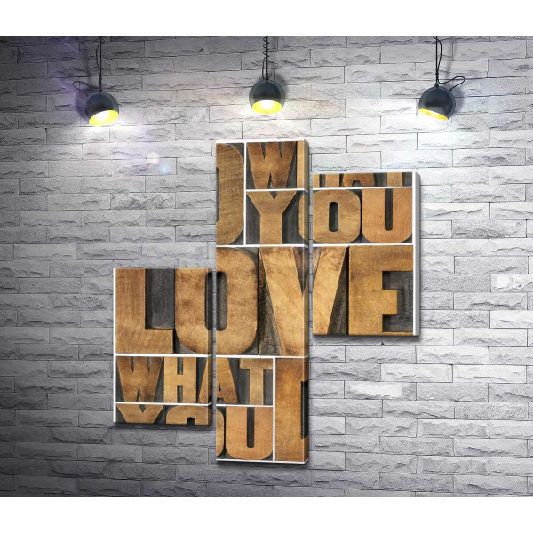 Мотивационная фраза "do what you love, love what you do" из деревянных букв