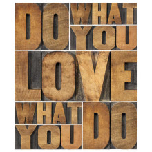 Мотиваційна фраза "do what you love, love what you do" із дерев'яних літер