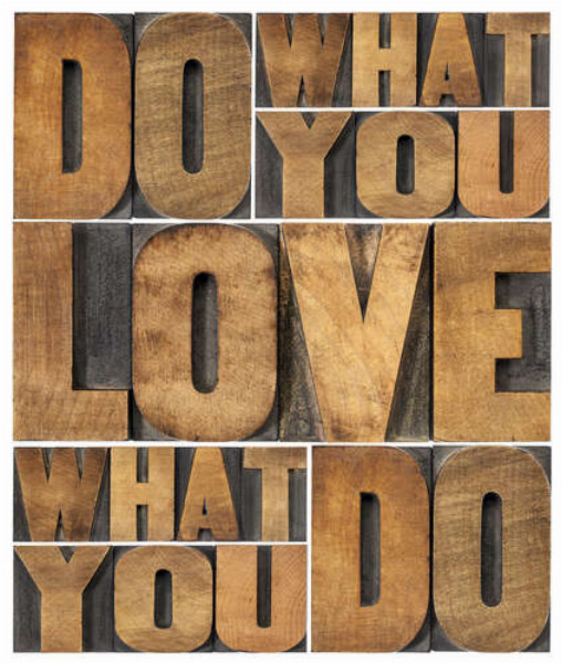 Мотиваційна фраза "do what you love, love what you do" із дерев'яних літер
