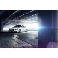 Белый автомобиль Audi A8 стоит посреди парковки