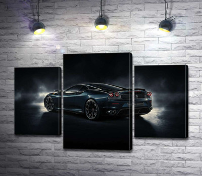 Темный силуэт Ferrari F430 подсвечен белым сиянием