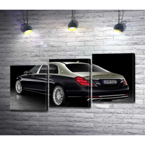 Черная поверхность престижного автомобиля Mercedes-Maybach S-Class