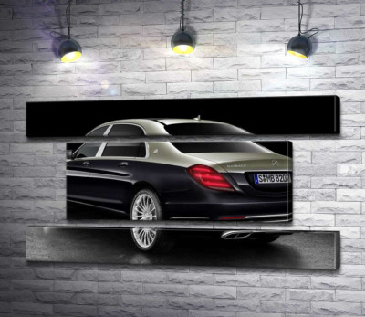 Чорна поверхня престижного автомобіля Mercedes-Maybach S-Class
