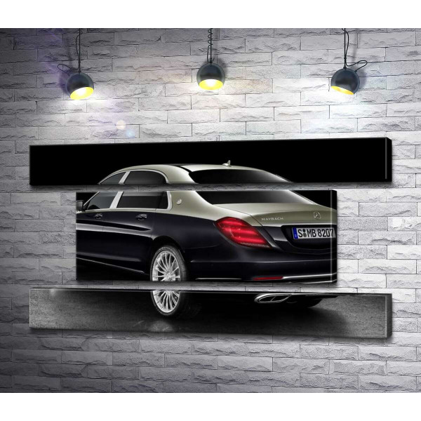 Чорна поверхня престижного автомобіля Mercedes-Maybach S-Class