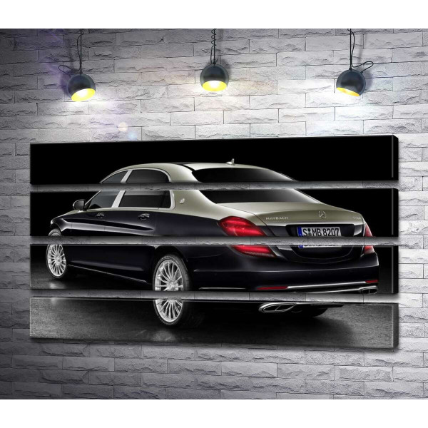 Черная поверхность престижного автомобиля Mercedes-Maybach S-Class