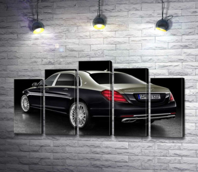 Черная поверхность престижного автомобиля Mercedes-Maybach S-Class