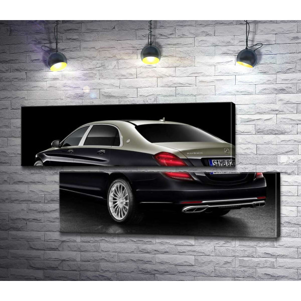 Чорна поверхня престижного автомобіля Mercedes-Maybach S-Class