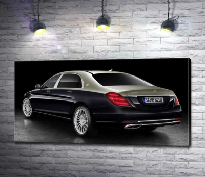 Чорна поверхня престижного автомобіля Mercedes-Maybach S-Class