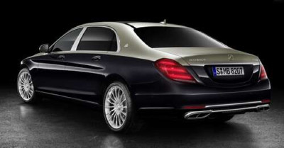 Чорна поверхня престижного автомобіля Mercedes-Maybach S-Class