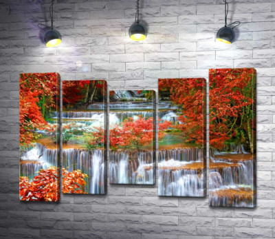 Осенние деревья оранжевым венком окружили водопад
