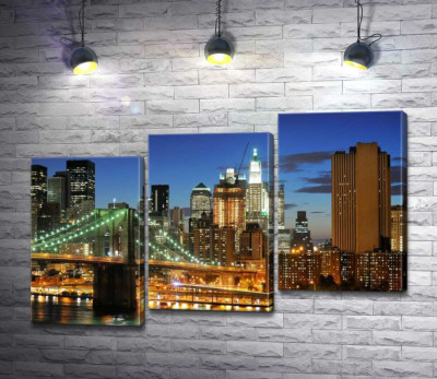 Бруклинский мост (Brooklyn Bridge) исчезает между вечерними небоскребами