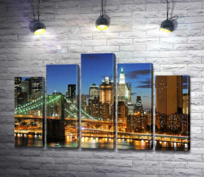 Бруклінський міст (Brooklyn Bridge) зникає між вечірніх хмарочосів
