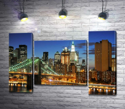 Бруклінський міст (Brooklyn Bridge) зникає між вечірніх хмарочосів
