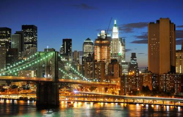 Бруклінський міст (Brooklyn Bridge) зникає між вечірніх хмарочосів