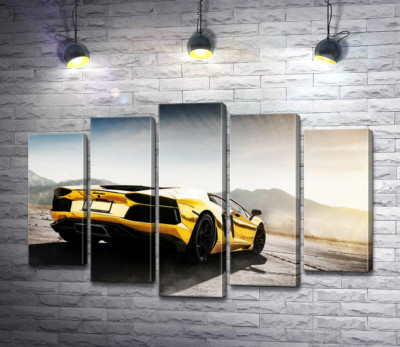 Модульна картина "Чорні елементи жовтого автомобіля Lamborghini Aventador"