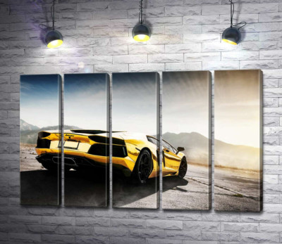Модульна картина "Чорні елементи жовтого автомобіля Lamborghini Aventador"