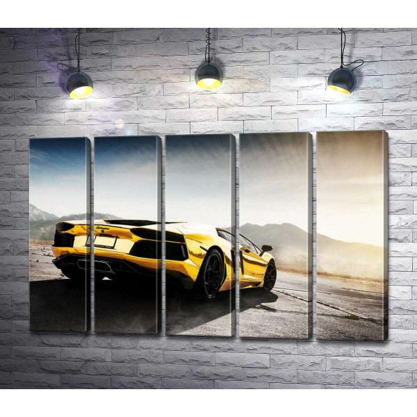 Черные элементы желтого автомобиля Lamborghini Aventador