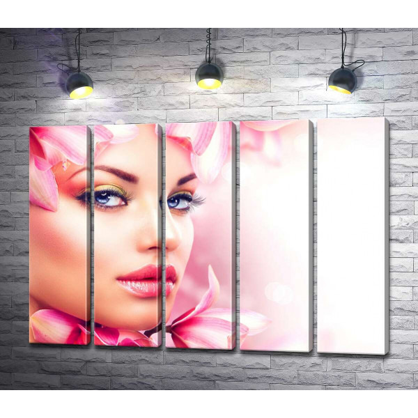 Лицо девушки украшено розовыми цветами магнолии