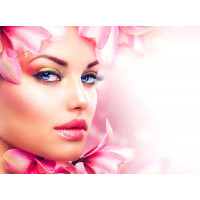 Лицо девушки украшено розовыми цветами магнолии