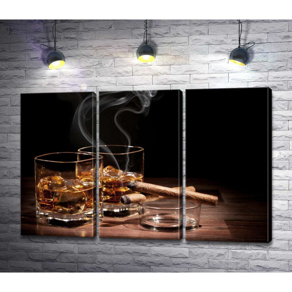 Две сигары дымятся возле стаканов с холодным виски