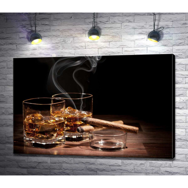 Две сигары дымятся возле стаканов с холодным виски
