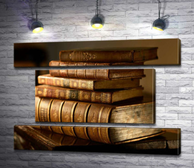 Старинные книги в кожаном переплете с позолотой