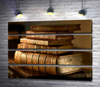 Старинные книги в кожаном переплете с позолотой