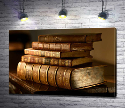Старинные книги в кожаном переплете с позолотой