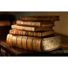 Старинные книги в кожаном переплете с позолотой