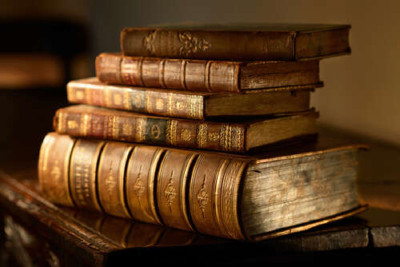 Старовинні книги в шкіряних палітурках з позолотою