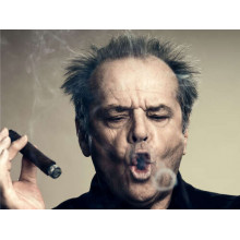 Джек Николсон (Jack Nicholson) комически пускает круги дымом от сигары