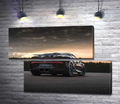 Темний силует чорного спортивного автомобіля Bugatti Chiron