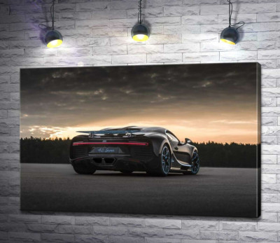 Темный силуэт черного спортивного автомобиля Bugatti Chiron