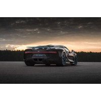 Темный силуэт черного спортивного автомобиля Bugatti Chiron