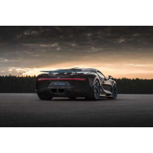 Темний силует чорного спортивного автомобіля Bugatti Chiron