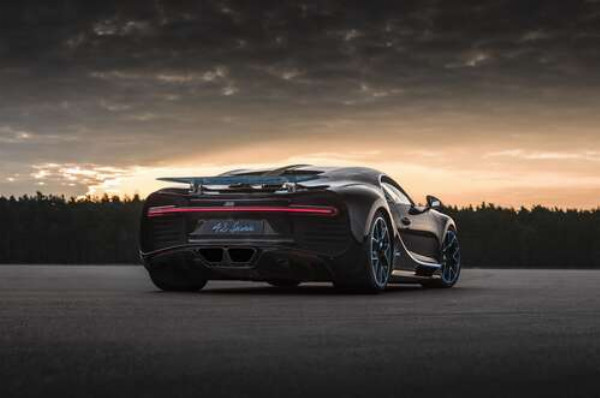 Темний силует чорного спортивного автомобіля Bugatti Chiron