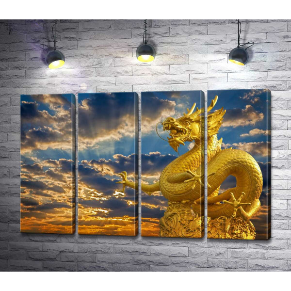 Золотая статуя китайского дракона в лучах солнца