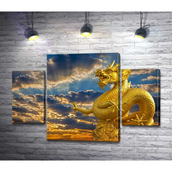 Золота статуя китайського дракона у променях сонця