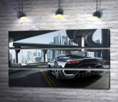 Двомісний гіперкар Mercedes-AMG Project One їде по транспортній розв'язці